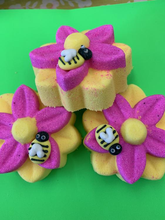 Save the bee flowers bath bomb